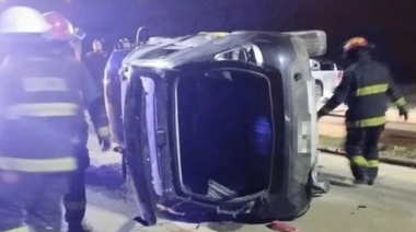 Un auto volcó tras impactar a otro y casi termina en piñas