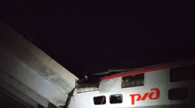 Un puente estalló y cayó sobre un tren de pasajeros: hay muertos y heridos