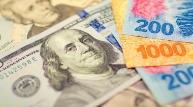 Dólar sube 7% en julio, pero analistas descartan traslado inmediato a precios
