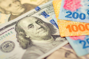 Dólar sube 7% en julio, pero analistas descartan traslado inmediato a precios