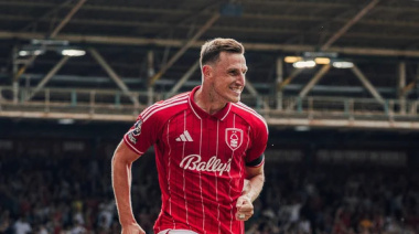 Nottingham Forest arrancó con todo: 3-1 al Brentford y a la cima