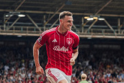 Nottingham Forest arrancó con todo: 3-1 al Brentford y a la cima