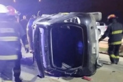 Un auto volcó tras impactar a otro y casi termina en piñas