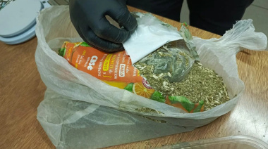 Estaba en libertad condicional y cayó con marihuana y cuchillos en la mochila