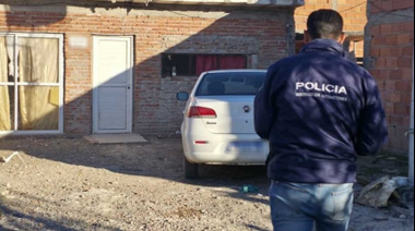 El vehículo fue encontrado tras una investigación en Trelew. También secuestraron un arma.