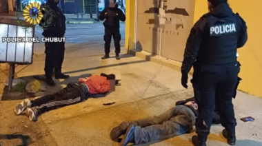 Menores corren de la policía y tiran un arma al suelo
