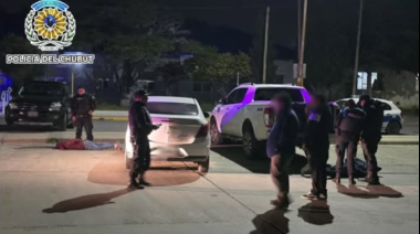 Dos hombres fueron detenidos cuando intentaban robar la rueda de auxilio de una camioneta en Comodoro