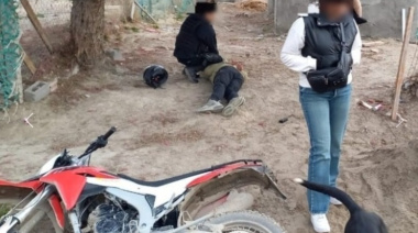 Motochorros roban una billetera e intentan agredir a la policía tras una persecución