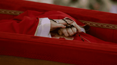 Las primeras imágenes del féretro del Papa Francisco conmueven al planeta