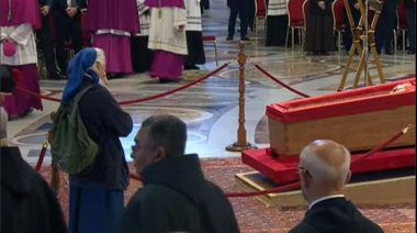 La monjita rebelde que rompió el protocolo y lloró junto al féretro de Francisco