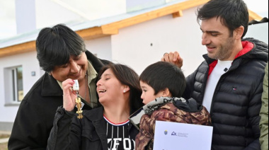 🔨 Torres entregó casas y aseguró: “Vamos a seguir llegando a cada pueblo”