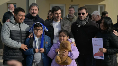Torres entregó viviendas en Trelew y anunció que Chubut se hace cargo del Pro.Cre.Ar.