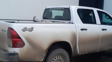 Lo pescó adentro de su camioneta y lo corrió a los gritos