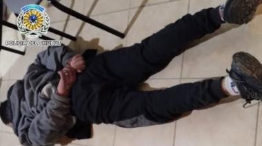 Cayó con dos armas tras violar una perimetral y atacar a su ex
