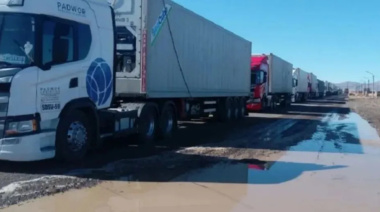 Más de 100 camiones varados en la frontera por la nieve: caos en Pino Hachado