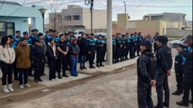 Descubren una placa en honor a la oficial Marcela Tagariello en Puerto Madryn