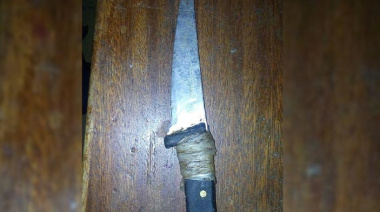 Detuvieron a un hombre que atacó a un policía con un cuchillo