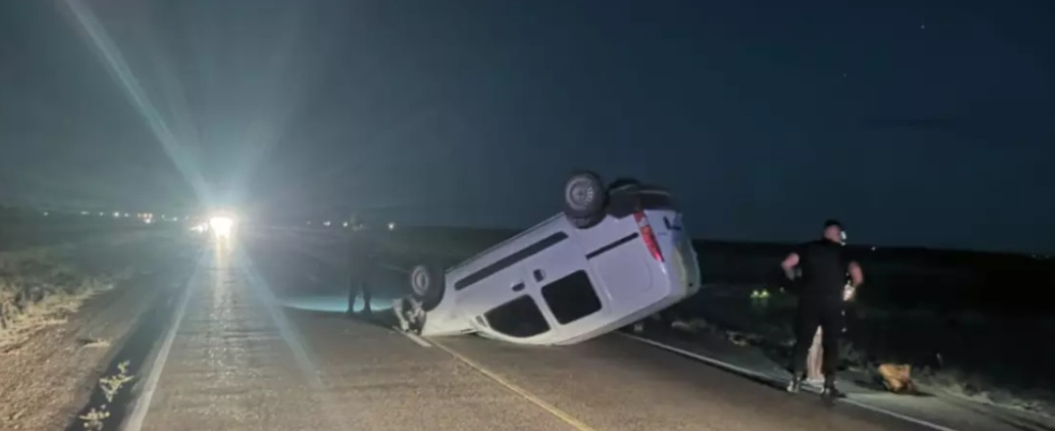 Vuelco en El Doradillo: una maniobra de sobrepaso fallida terminó con una Kangoo sobre el asfalto