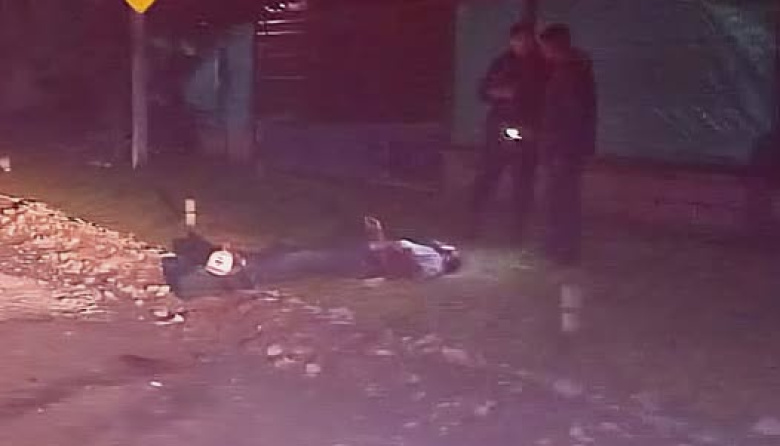 Lo dejó tirado y sangrando: pelea en plena calle terminó con un detenido