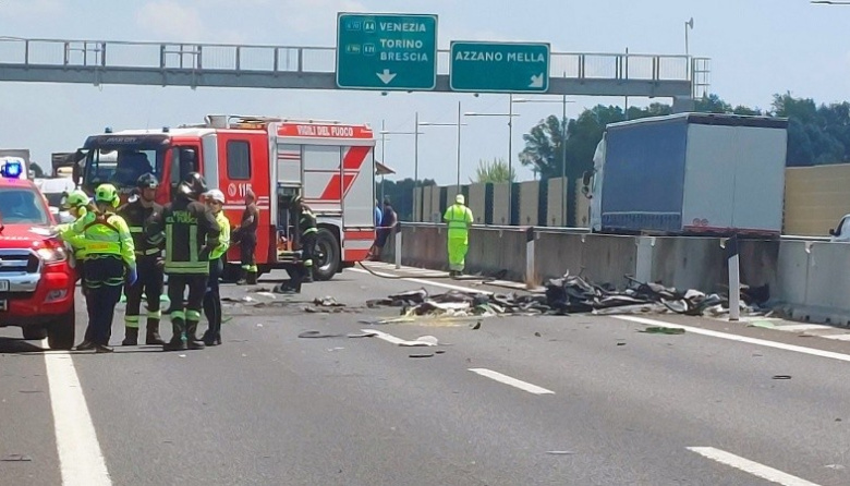 Una avioneta cayó en plena autopista y explotó: dos muertos