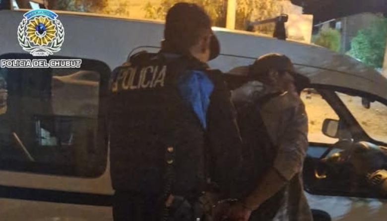 Escándalo en un bar de Trelew: tres detenidos tras destrozar la puerta de ingreso