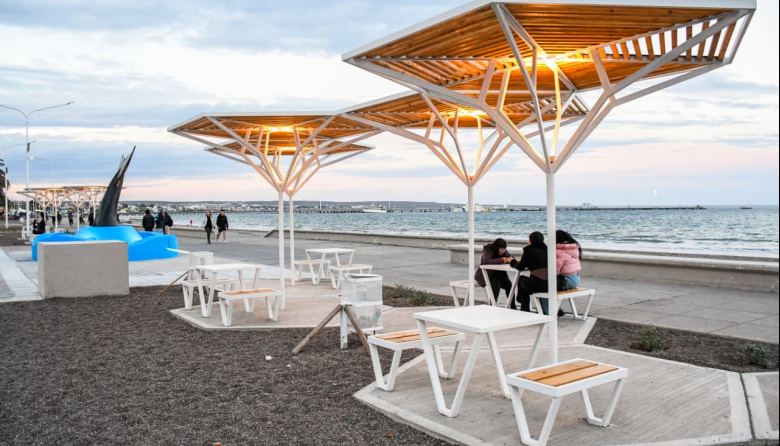 Avanzan las mejoras en el frente costero y suman nuevo equipamiento en el monumento a la ballena
