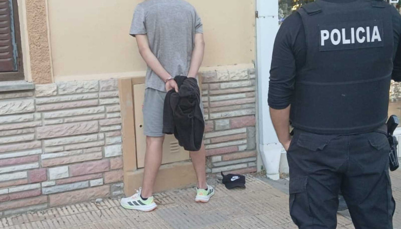 Rompieron una camioneta para robar una mochila y terminó detenido un menor