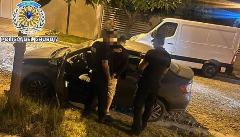 Lo agarraron in fraganti: entró a un auto a robar en Trelew y terminó detenido