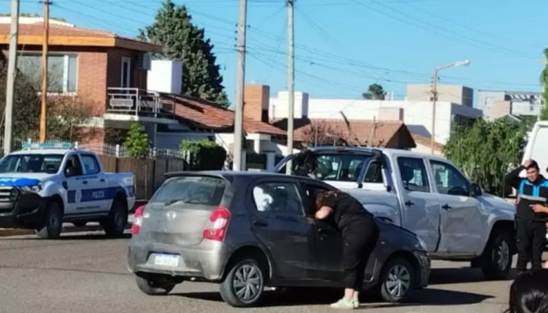 Una camioneta y un auto colisionaron en una intersección