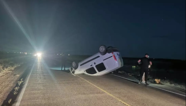 Vuelco en El Doradillo: una maniobra de sobrepaso fallida terminó con una Kangoo sobre el asfalto