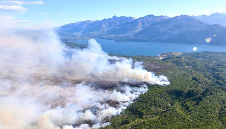 Nuevo incendio forestal en el acceso sur moviliza a más de 100 brigadistas