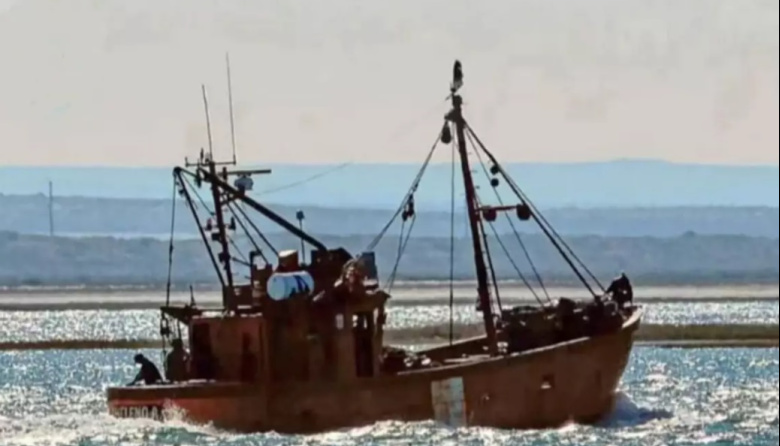 Naufragio en el Golfo San Matías: buscan intensamente a un maquinista tras el hundimiento del "Heleno A"