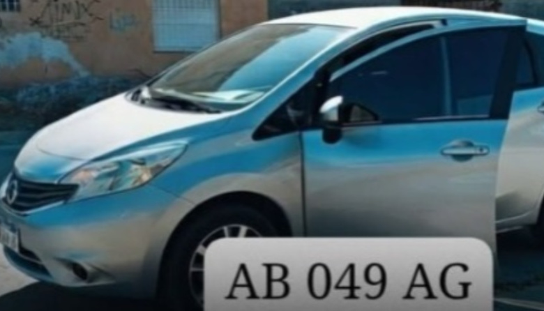 Entró por los barrotes de la ventana y les robó el auto mientras dormían