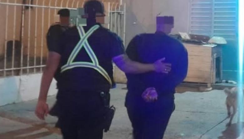 Lo cruzaron caminando y cayó: detuvieron a un joven con pedido de captura activo