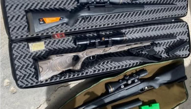 Camuflados, con armas y sin permiso: frenaron una Hilux en Río Pico y secuestraron silenciadores