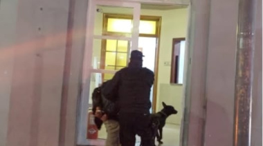 Lo agarraron con las manos en la reja: quiso robar un local y terminó escondido en una casa abandonada