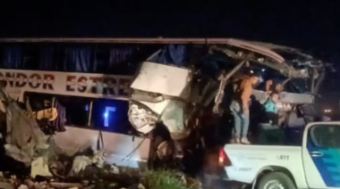 💥 Un micro y un camión chocaron de frente: al menos 4 muertos y decenas de heridos