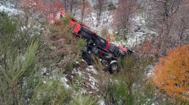 🚨 Desbarrancó un camión de Vialidad en plena tarea por hielo en la Ruta 40