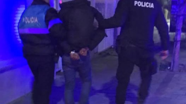 Atacó a piñas a un policía en pleno operativo y terminó detenido