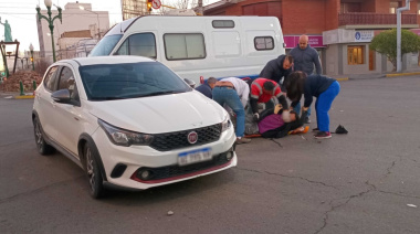 Fuerte accidente entre una moto y un auto en Avenida Fontana: un herido