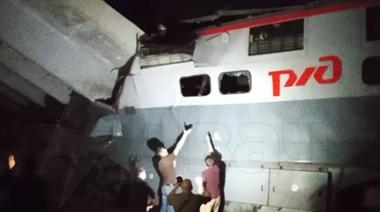 Un puente estalló y cayó sobre un tren de pasajeros: hay muertos y heridos