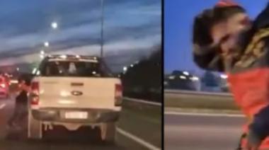 Escapó de un control y arrastró a un policía