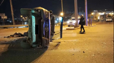 Dos vehículos colisionaron en una esquina muy transitada y uno terminó volcado