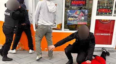 Detuvieron a dos jóvenes tras romper el vidrio de un auto y robar en su interior