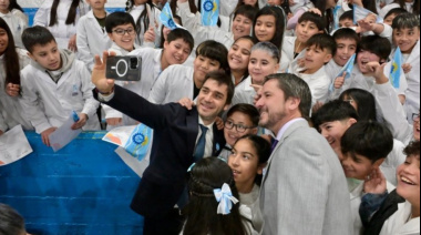 Torres encabezó el acto por el Día de la Bandera y tomó promesa a alumnos