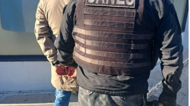 Cayó caminando como si nada: tenía pedido de captura