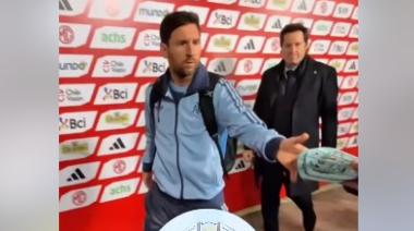 Messi recibió unas canilleras hechas con tapitas de plástico y su reacción se volvió viral