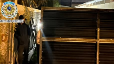 La agarraron robando ¡con un compresor al hombro! en el techo de una casa en Trelew
