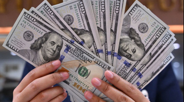 El dólar oficial cerró a $1280 y superó al blue: récord desde el fin del cepo