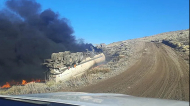 Camión cisterna volcó, se prendió fuego y dejó dos heridos